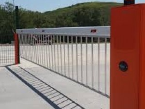 Endüstriyel Otomatik Kapılar: Fabrika ve Depolar İçin En İyi Seçenekler